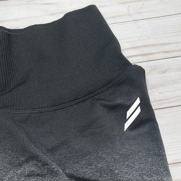 Doyoueven Ombré Scrunch Seamless Shorts - Black - Picture 2 of 11